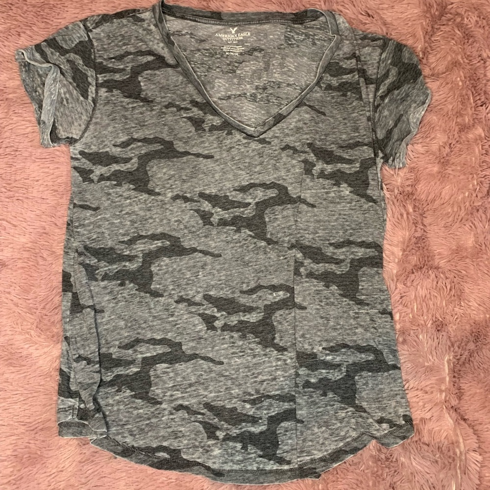 Cameo print American Eagle shirt. Super soft and worn a couple times.Size medium